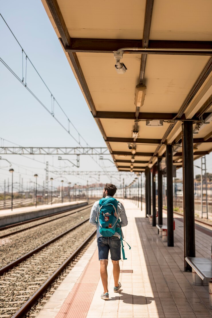 viajero-tiro-largo-estacion-tren_23-2148228580